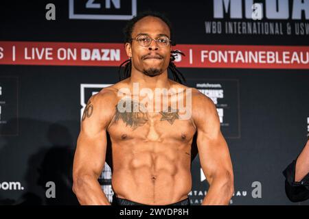 Las Vegas, États-Unis. 5 avril 2024. Le poids super moyen Shawn McCalman pèse 167,6 livres pour son combat avec Diego Pacheco sur la sous-carte du Richardson Hitchins vs Gustavo Lemos Fight. (Crédit image : © Adam DelGiudice/ZUMA Press Wire) USAGE ÉDITORIAL SEULEMENT! Non destiné à UN USAGE commercial ! Banque D'Images