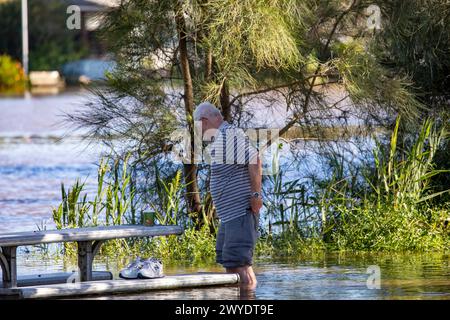 Samedi 6 avril 2024. Sydney a été frappée par un déluge de pluie au cours des dernières 48 heures, avec certaines zones, y compris Penrith recevant les précipitations les plus abondantes jamais enregistrées, à Narrabeen les résidents autour du lagon de Narabeen, sur la photo, ont été invités à évacuer en raison de la montée des niveaux d'eau du lac Narrabeen sur les plages du nord de Sydney. où plus de 150 mm de pluie sont tombés. Il y a eu plus de 50 observateurs d'inondations le long des rivières en Nouvelle-Galles du Sud et le barrage de Warragamba devrait se déverser. Créditez Martin Berry @alamy Live news. Banque D'Images