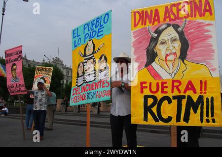 Lima, Pérou. 05th Apr, 2024. 'Dina meurtrière, sors !' Peut être lu sur une pancarte lorsque le 5 avril 1992, à l'occasion du 32e anniversaire de l'auto-golpe de l'État Alberto Fujimori, des centaines de personnes prennent la rue pour protester contre le gouvernement actuel de Dina Boluarte et son alliance implicite avec les partisans de Fujimori. Le bureau du procureur a récemment perquisitionné la maison de Boluarte et ses bureaux au Palais du Gouvernement à la recherche de montres et de bijoux qu'elle a exposés en public et qu'elle ne justifierait guère. Crédit : Agence de presse Fotoholica/Alamy Live News Banque D'Images