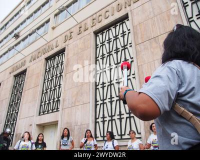 Lima, Pérou. 05th Apr, 2024. Des femmes jouant de la batterie devant le jury national des élections (JNE) lors du 32e anniversaire de l'auto-golpe de l'État d'Alberto Fujimori, le 5 avril 1992, des centaines de personnes prennent la rue pour protester contre le gouvernement actuel de Dina Boluarte et son alliance implicite avec les partisans de Fujimori. Le bureau du procureur a récemment perquisitionné la maison de Boluarte et ses bureaux au Palais du Gouvernement à la recherche de montres et de bijoux qu'elle a exposés en public et qu'elle ne justifierait guère. Crédit : Agence de presse Fotoholica/Alamy Live News Banque D'Images