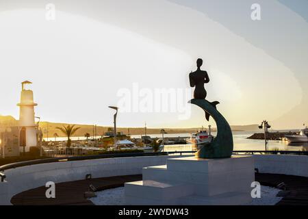 08-12-2015 Ayia Napa CY statue de sirène et port avec bateaux de plaisance, bateaux de pêche et bateaux à voile à Ayia Napa - fantastique matin en août Banque D'Images