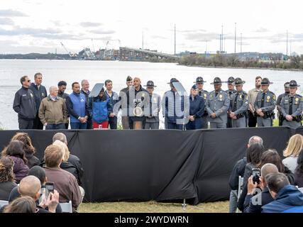 Entouré d'élus et de forces de l'ordre, avec l'épave du pont Francis Scott Key Bridge en arrière-plan, le gouverneur Wes Moore (démocrate du Maryland) fait des remarques avant le président des États-Unis Joe Biden s'exprimant au quartier général de la police de l'Autorité des transports du Maryland à Dundalk, Maryland, le vendredi 5 avril 2024. Dans son allocution, le président a réaffirmé son engagement envers la population de Baltimore de rouvrir le port de Baltimore et de reconstruire le pont Francis Scott Key. Sur la photo, à gauche de la photo, de gauche à droite : l'exécutif du comté Steuart Pittman, Jr (Democra Banque D'Images