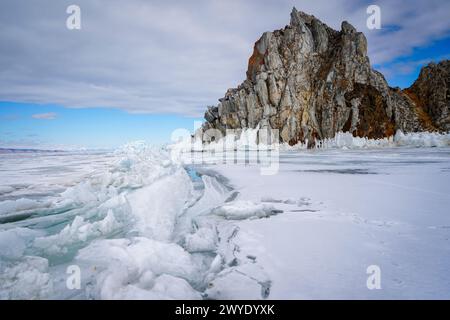 Olkhon Island, Russie. 04th Apr, 2024. Diverses formations de glace sont observées près de la roche Shamanka sur le lac Baïkal, en Sibérie. La glace bleue d'un mètre d'épaisseur du lac gelé Baïkal est devenue une attraction touristique hivernale au fil des ans, où les visiteurs se rendent généralement à la troisième plus grande île lacustre du monde, l'île Olkhon, pour observer le lac le plus profond du monde. Compte tenu de la guerre russe prolongée contre l'Ukraine et des sanctions internationales qui ont suivi depuis 2022, le nombre de visiteurs sur l'île a diminué, la majorité des touristes étant originaires de Chine. Crédit : SOPA images Limited/Alamy Live News Banque D'Images