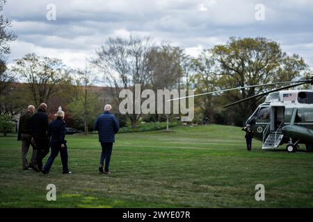 Le président des États-Unis Joe Biden, l'amiral Linda Fagan, commandant de la Garde côtière des États-Unis, le gouverneur Wes Moore (démocrate du Maryland) et le lieutenant-général Scott Spellmon, chef des ingénieurs et commandant général de l'US Army corps of Engineers' Walk sur la pelouse sud de la Maison Blanche avant d'embarquer sur Marine One à Washington, DC, US, le vendredi 5 avril, 2024. L'administration Biden a exhorté le Congrès à financer intégralement la reconstruction du pont Francis Scott Key de Baltimore dans une lettre adressée aux principaux législateurs avant sa visite sur l'épave du pont vendredi. Crédit : Ting Shen/Pool v Banque D'Images