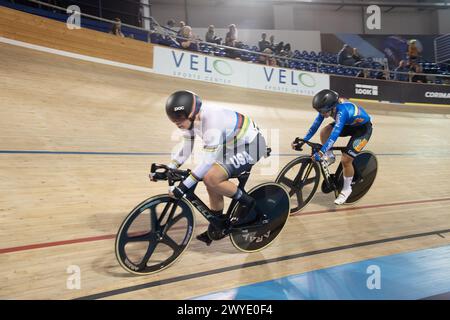 Los Angeles, Californie, États-Unis. 5 avril 2024. La championne du monde Jennifer Valente, des États-Unis(l), mène Lina Hernandez Gomez, de Colombie, dans la course aux points omnium féminine, et remporte la médaille d'or dans le crédit omnium féminin : Casey B. Gibson/Alamy Live News Banque D'Images