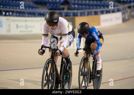 Los Angeles, Californie, États-Unis. 5 avril 2024. La championne du monde Jennifer Valente, des États-Unis(l), mène Lina Hernandez Gomez, de Colombie, dans la course aux points omnium féminine, et remporte la médaille d'or dans le crédit omnium féminin : Casey B. Gibson/Alamy Live News Banque D'Images