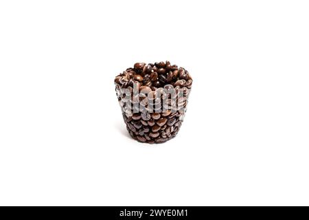 Tasse de café à base de grains de café torréfiés collés. gros plan abstrait Banque D'Images