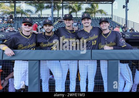 Bradenton, FL : Bradenton Marauders troisième joueur de base Garrett Forrester (14) lanceurs Antwone Kelly (38) et Hunter Furtado (23) dans la dugout avant an Banque D'Images