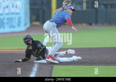 Bradenton, FL : Bradenton Marauders Infielder Jesus Castillo (12) glisse en toute sécurité sous l'étiquette de Clearwater Threshers troisième joueur de base Bryson Ware (8) dur Banque D'Images