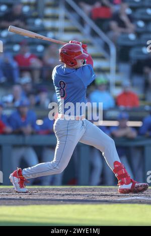 Bradenton, FL : les Threshers de Clearwater Bryson Ware (8) se lancent à Bradenton Marauders troisième joueur de base Garret Forrester (14) qui se lance en premier pour le match Banque D'Images