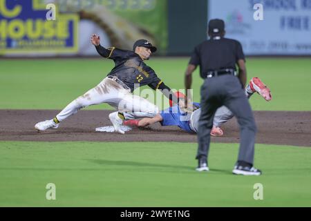 Bradenton, FL : Threshers de Clearwater Threshers troisième joueur de base Bryson Ware (8) glisse en toute sécurité à la deuxième base sous l'étiquette de Bradenton Marauders Infielder Jesus CA Banque D'Images