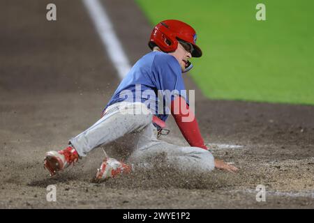 Bradenton, FL : le troisième joueur de base des Clearwater Threshers Bryson Ware (8) glisse en toute sécurité à la maison sur un single par le joueur de terrain gauche Pierce Bennett (18) pendant un MiLB Banque D'Images