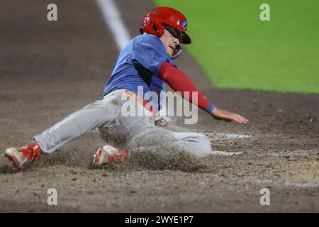 Bradenton, FL : le troisième joueur de base des Clearwater Threshers Bryson Ware (8) glisse en toute sécurité à la maison sur un single par le joueur de terrain gauche Pierce Bennett (18) pendant un MiLB Banque D'Images