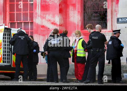 Un manifestant est fouillé et arrêté après avoir été retiré d'un lock-on lors d'une manifestation devant la salle du comté de Somersetís. Les partisans de Palestine action utilisent des verrous pour bloquer l'entrée du County Hall et vaporiser de la peinture rouge sur l'extérieur du bâtiment. Les manifestants demandent au conseil municipal de Somerset de résilier le bail des bureaux qu'ils ont loués à Elbit Systems à Aztec West, Bristol. Ils soutiennent que les armes fabriquées par Elbit Systems au Royaume-Uni sont utilisées par les Forces de défense israéliennes contre les Palestiniens à Gaza et ailleurs. Les bombardements israéliens à Gaza ont tué plus de 30 000 Palestiniens depuis Banque D'Images