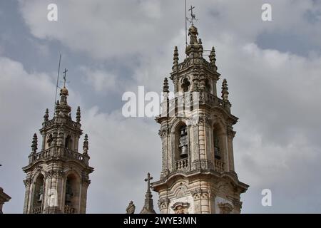 Tours du Sanctuaire de Nossa Senhora dos Remedios en haut de l'escalier baroque au-dessus de Lamego au Portugal Banque D'Images