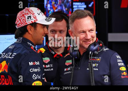 Suzuka, Japon. 06 avril 2024. (De gauche à droite) : Sergio Perez (MEX) Red Bull Racing et Christian Horner (GBR) Red Bull Racing Team principal. Championnat du monde de formule 1, Rd 4, Grand Prix du Japon, samedi 6 avril 2024. Suzuka, Japon. Crédit : James Moy/Alamy Live News Banque D'Images