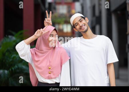 portrait heureux musulman adolescent homme et femmes couple amant ami debout ensemble profiter d'un style de vie amusant à l'extérieur Banque D'Images