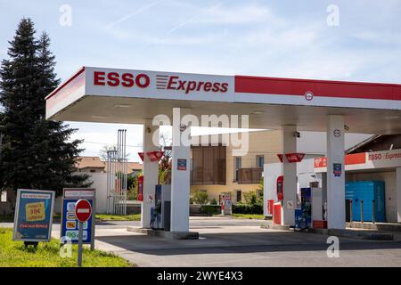 Bordeaux , France - 04 04 2024 : texte du logo de la station-service Esso express SYNERGY et signe de marque Banque D'Images