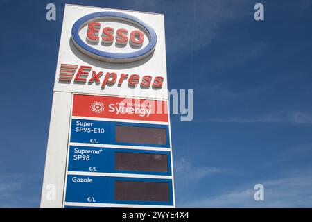 Bordeaux , France - 04 04 2024 : nom commercial Esso pour la multinationale américaine ExxonMobil pétrolière et gazière Banque D'Images