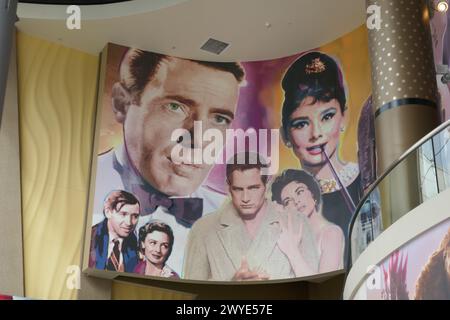 Los Angeles, Californie, États-Unis 4 avril 2024 Humphrey Bogart, Paul Newman, Audrey Hepburn, Jimmy Stewart mural Billboard à AMC Century City au Westfield Century City Mall le 4 avril 2024 à Los Angeles, Californie, États-Unis. Photo de Barry King/Alamy Stock photo Banque D'Images