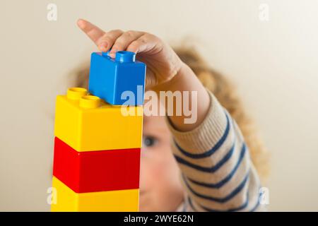 Photo du dossier datée du 24/01/2016 d'un enfant d'âge préscolaire jouant avec des blocs de construction en plastique. Le SNP a demandé que les «souffrances inutiles» causées par le plafond des prestations pour deux enfants prennent fin sept ans après son introduction. Date d'émission : samedi 6 avril 2024. Banque D'Images