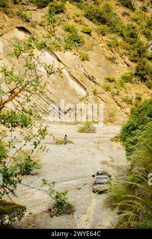 Vue aérienne de dessus 4x4 sur la gorge de la vallée de la rivière hors route dans la nature printanière sauvage sur aventure extrême tour dans la zone protégée du parc national de VAshlovani Banque D'Images