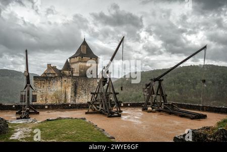 Castelnaud-la-Chapelle, Nouvelle-Aquitaine, France - 3 avril 2024 : les armes de siège utilisées au moyen âge ont été reconstruites au Château de Cast Banque D'Images