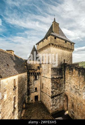 Castelnaud-la-Chapelle, Nouvelle-Aquitaine, France - 3 avril 2024 : le donjon, la haute Bailey et les quartiers d'habitation datant des 13ème et 14ème centus Banque D'Images