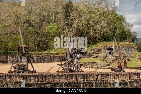 Castelnaud-la-Chapelle, Nouvelle-Aquitaine, France - 3 avril 2024 : les armes de siège utilisées au moyen âge ont été reconstruites au Château de Cast Banque D'Images