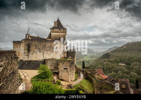 Castelnaud-la-Chapelle, Nouvelle-Aquitaine, France - 3 avril 2024 : Château de Castelnaud, construit au 13ème et 14ème siècle et no Banque D'Images