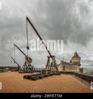 Castelnaud-la-Chapelle, Nouvelle-Aquitaine, France - 3 avril 2024 : les armes de siège utilisées au moyen âge ont été reconstruites au Château de Cast Banque D'Images