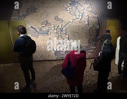 Venedig, Italie. 05th Apr, 2024. Les visiteurs du stand d'exposition Marco Polo devant une carte montrant le parcours du marchand. Venise commémore son citoyen le plus célèbre Marco Polo (probablement 1254-1324) avec une grande exposition pour marquer le 700e anniversaire de sa mort. Le spectacle, qui a ouvert le samedi et présente des découvertes, des cartes et des livres fouillés, peut être vu dans le Palais des Doges jusqu'en septembre 29. Crédit : Christoph Sator/dpa/Alamy Live News Banque D'Images