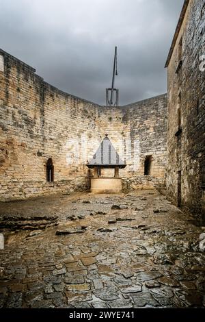 Castelnaud-la-Chapelle, Nouvelle-Aquitaine, France - 3 avril 2024 : le Bailey supérieur et puits datant des 13ème et 14ème siècles du Château de Banque D'Images