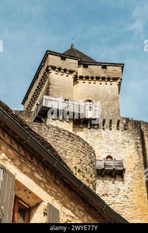 Castelnaud-la-Chapelle, Nouvelle-Aquitaine, France - 3 avril 2024 : le donjon, datant des 13ème et 14ème siècles du Château de Castelnaud en Banque D'Images