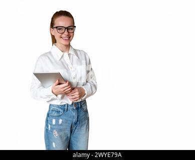 Femme d'affaires isolée portant une tenue décontractée élégante et des lunettes tenant la tablette numérique dans les mains et souriant. Banque D'Images