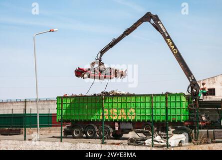 Voiture écrasée dans les mâchoires de la grue Banque D'Images