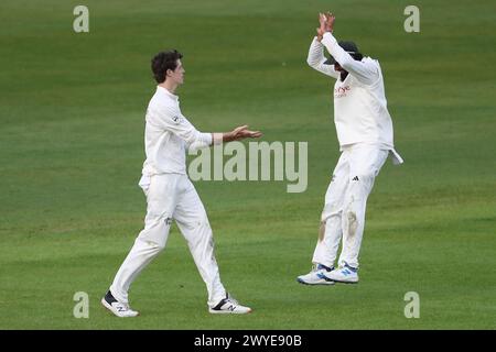 Calvin Harrison du Nottinghamshire célèbre avec ses coéquipiers après avoir pris le guichet de Jordan Cox lors du Nottinghamshire CCC vs Essex CCC, Vital Banque D'Images