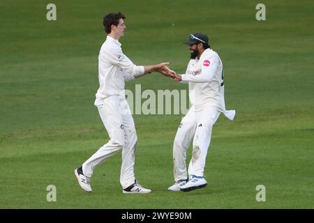 Calvin Harrison du Nottinghamshire célèbre avec ses coéquipiers après avoir pris le guichet de Jordan Cox lors du Nottinghamshire CCC vs Essex CCC, Vital Banque D'Images