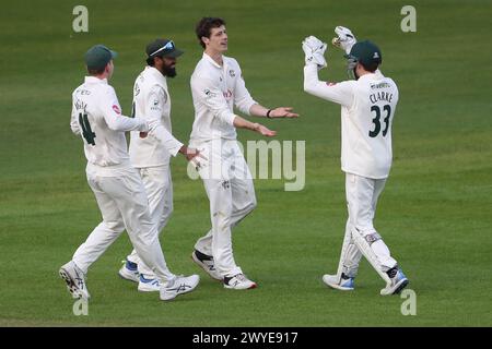 Calvin Harrison du Nottinghamshire célèbre avec ses coéquipiers après avoir pris le guichet de Jordan Cox lors du Nottinghamshire CCC vs Essex CCC, Vital Banque D'Images