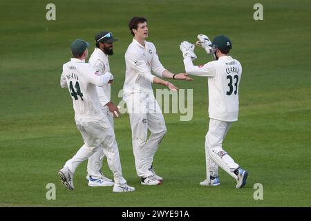 Calvin Harrison du Nottinghamshire célèbre avec ses coéquipiers après avoir pris le guichet de Jordan Cox lors du Nottinghamshire CCC vs Essex CCC, Vital Banque D'Images