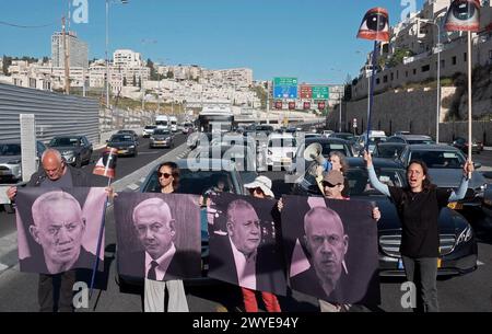 JÉRUSALEM - 4 AVRIL : les proches et les partisans des otages israéliens détenus à Gaza depuis les attaques du 7 octobre par les militants du Hamas tiennent des affiches avec des images du premier ministre israélien Netanyahou et d'autres ministres alors qu'ils scandent des slogans et bloquent une autoroute importante lors d'une manifestation soudaine appelant à la libération des otages détenus la bande de Gaza le 4 avril 2024 à Jérusalem. Israël Banque D'Images