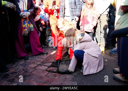 Copenhague, Danemark. 06 avril 2024. Les citoyens du village libre Christiania creusent conjointement les pavés de la rue Pusher, à Copenhague, Danemark, samedi 6 avril 2024. Crédit : Ritzau/Alamy Live News Banque D'Images