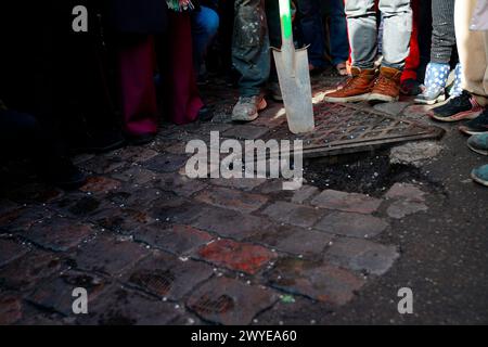 Copenhague, Danemark. 06 avril 2024. Les citoyens du village libre Christiania creusent conjointement les pavés de la rue Pusher, à Copenhague, Danemark, samedi 6 avril 2024. Crédit : Ritzau/Alamy Live News Banque D'Images
