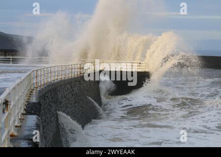 Aberystwyth pays de Galles Météo Royaume-Uni 6 avril 2024. La tempête nommée Kathleen frappe la côte ouest de la Grande-Bretagne, vent de force violente avec des rafales allant jusqu'à 70 km/h en voiture dans d'énormes vagues qui frappent la promenade du front de mer d'Aberystwyth avec de fortes averses continuant au cours du week-end, crédit : mike davies / Alamy Live News Banque D'Images