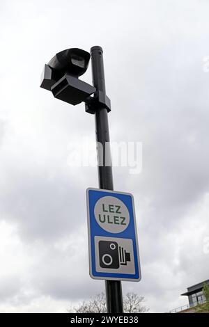 Enseigne lez/ULEZ et caméra à Londres, Angleterre. Banque D'Images