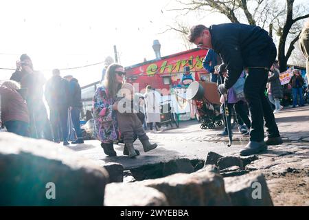 Copenhague, Danemark. 06 avril 2024. Les citoyens du village libre Christiania déterrent conjointement les pavés de la rue Pusher, à Copenhague, Danemark, samedi 6 avril 2024 crédit : Ritzau/Alamy Live News Banque D'Images