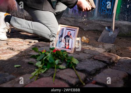 Copenhague, Danemark. 06 avril 2024. Les citoyens du village libre Christiania déterrent conjointement les pavés de la rue Pusher, à Copenhague, Danemark, samedi 6 avril 2024 crédit : Ritzau/Alamy Live News Banque D'Images