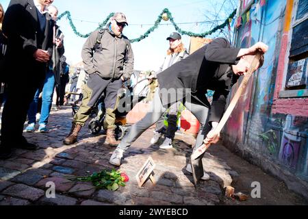 Copenhague, Danemark. 06 avril 2024. Les citoyens du village libre Christiania déterrent conjointement les pavés de la rue Pusher, à Copenhague, Danemark, samedi 6 avril 2024 crédit : Ritzau/Alamy Live News Banque D'Images