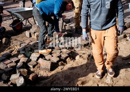 Copenhague, Danemark. 06 avril 2024. Les citoyens du village libre Christiania déterrent conjointement les pavés de la rue Pusher, à Copenhague, Danemark, samedi 6 avril 2024 crédit : Ritzau/Alamy Live News Banque D'Images