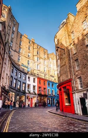 Édimbourg, Écosse - 22 janvier 2024 : façades de magasins colorées et architecture ancienne le long de West Bow et Victoria Street dans la vieille ville d'Édimbourg Banque D'Images